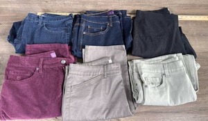 lot 208 image: Mixed Designer Denim Lot - Gloria Vanderbilt Pants Bundle
