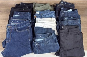 lot 230 image: Womens Mixed Brand Jean capri Lot Size 10