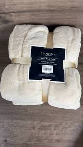 lot 235 image: Sonoma Life Style Micro Plush Throw Blanket 60x80