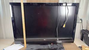 lot 256 image: LG Flat Screen LCD TV with Stand