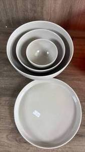 lot 309 image: Mixed Kitchen Dishware