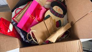 lot 316 image: Mixed Lot of Gift Bags and Holiday Paper Bags