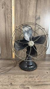 lot 322 image: Emerson Electric Desk Fan Model 79646-AT