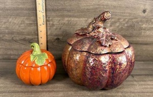 lot 335 image: Ceramic Pumpkin Shaped candles