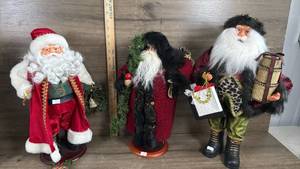 lot 337 image: Decorative Santa Claus Figurine Collection