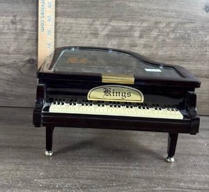 lot 371 image: Kings Brand Mini Grand Piano Music Box with Heart Mirror