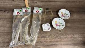 lot 373 image: Floral China Plates and Wire Display Stand Set