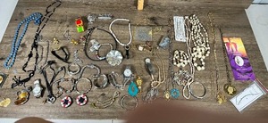 lot 283 image: Mixed Jewelry Collection Box Lot
