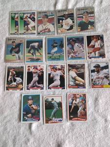 lot 3005 image: Mixed Baseball Card Collection 1990s Era Topps Fleer Donruss - Including Mark McGwire, Don Mattingly, Ivan Rodriguez, and other