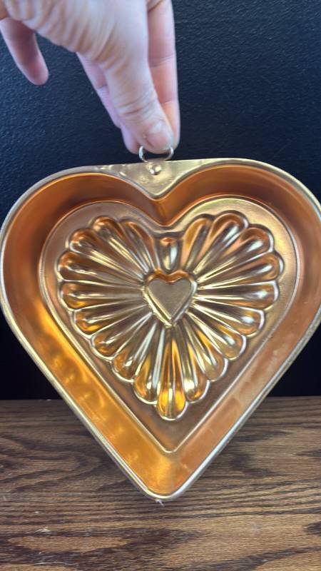 lot 5329 image: Heart Shaped Metal Jello Mold with Loop Handle