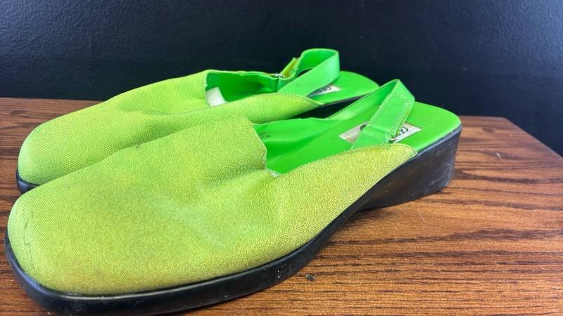 lot 5358 image: Greenville Brand Womens Green Canvas Mary Jane Flats