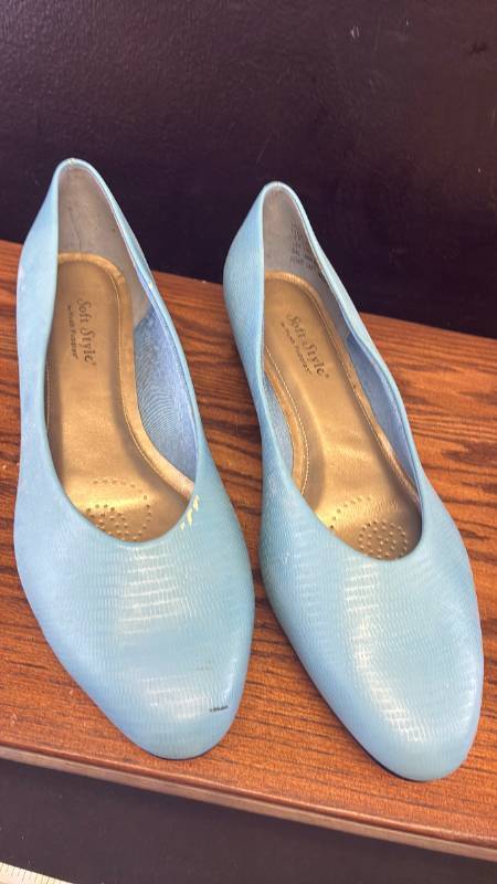 lot 5359 image: Soft Style by Hush Puppies Light Blue Pointed Toe Flats Size 11