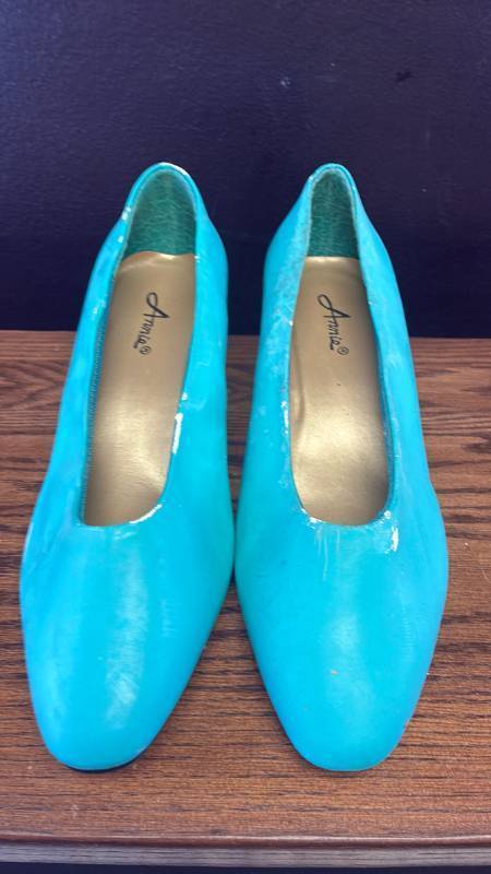lot 5361 image: Turquoise Patent Leather Block Heel Pumps