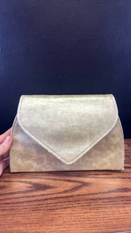 lot 5370 image: Gold Metallic Envelope Clutch Purse