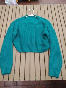 lot 58220 image: Shein teal cropped sweater