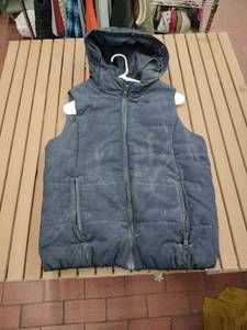 lot 58253 image: Liz Claiborne black puffer vest - L