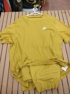 lot 58299 image: Nike olive green T-Shirt and Pants Set - XXL