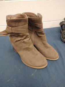 lot 58353 image: brown American Eagle Outfitters suede ankle booties - 9W