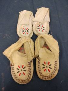 lot 58358 image: Set of 2 Vintage Childrens Beaded Moccasins