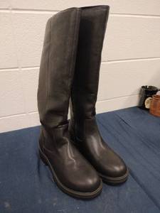 lot 58359 image: black knee-high boots with a chunky lug sole - 7.5