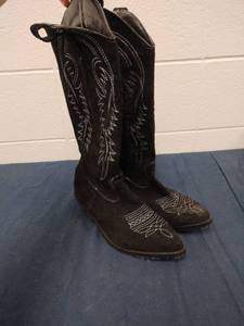 lot 58360 image: black suede Western cowgirl boots