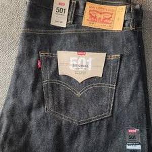 lot 58244 image: Levis 501 Original Fit straight-leg jeans - Black - W44L32