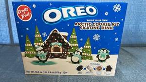 lot 2035 image: OREO Arctic Cookie Kit Skating Rink Building Set 10 count