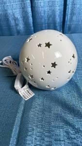 lot 3043 image: White Ceramic Star Pattern Table Lamp with Cord