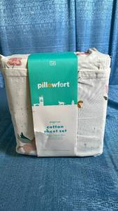 lot 3060 image: Pillowfort Pegasus Cotton Sheet Set Full Size
