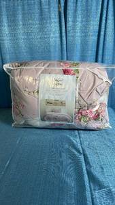lot 3065 image: Harlow & Wren 2 Piece Rose Floral Comforter Set Twin Size