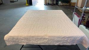 lot 8004 image: Box Stitch Microfiber Quilt for Twin Size Bed