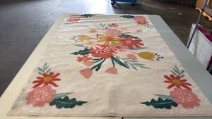 lot 8020 image: Pillowfort Floral Pattern Area Rug 4x6 feet