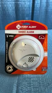 lot 8087 image: First Alert Hardwired Smoke Alarm with Battery Backup