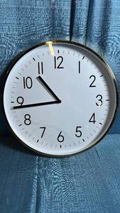 lot 8095 image: Round Wall Clock with Gold Frame