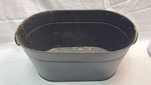 lot 8 image: Enamelware Oval Wash Basin with Handles