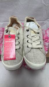 lot 78 image: Roxy Bayshore Canvas Sneakers with Tags (Size 8)