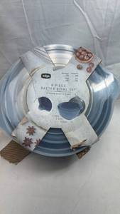 lot 128 image: Edge 6 Piece Batter Bowl Set with Lids