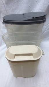 lot 140 image: Plastic Food Storage Container Set with Lids