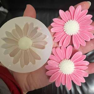 lot 13203 image: 8PCS Daisy Flower Silicone Candle Molds, Moldes para Velas for Candles, 3D Silicone Flowers Molds for Candle Making, Handmade Soaps, Bath Bombs, Lotion Bars, Resin Crafts, Concrete Decorations