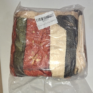 lot 38379 image: NUTCRACKER PRENSENTS COMFY COSY BLANKET 40X50