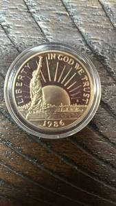 lot 44 image: 1986 Statue of Liberty Commemorative Ellis Island Design
