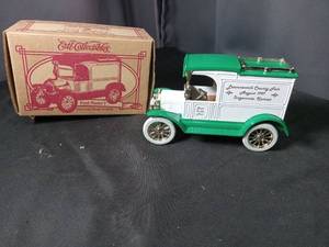 lot 40764 image: Ertl Collectibles Ford Model T Die-Cast Truck Leavenworth County Fair 1997