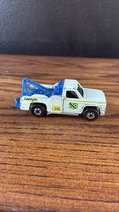 lot 5461 image: Hot Wheels Larrys Wrecker Tow Truck Die-Cast Car