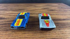lot 5463 image: Hot Wheels Die-Cast Cars Set with Racing Graphics