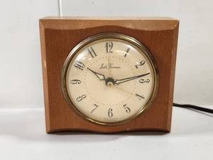 lot 105 image: Seth Thomas Beverly Electric Alarm Clock