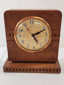 lot 106 image: United Clock Corp Art Deco Wooden Mantel Clock
