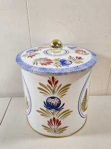lot 144 image: French Quimper HB Henriot Biscuit Tin with Lid