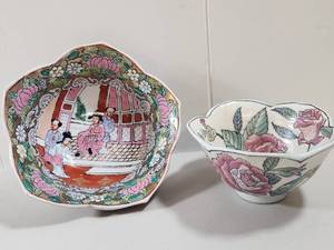 lot 159 image: Chinese Rose Medallion Porcelain Bowl Set with Court Scene