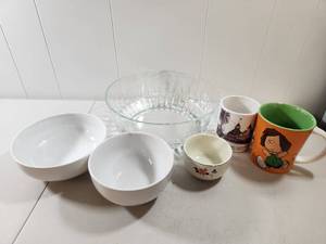 lot 164 image: Mixed Kitchen Tableware Collection