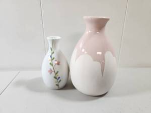 lot 165 image: Small Ceramic Bud Vases Set with Floral Design